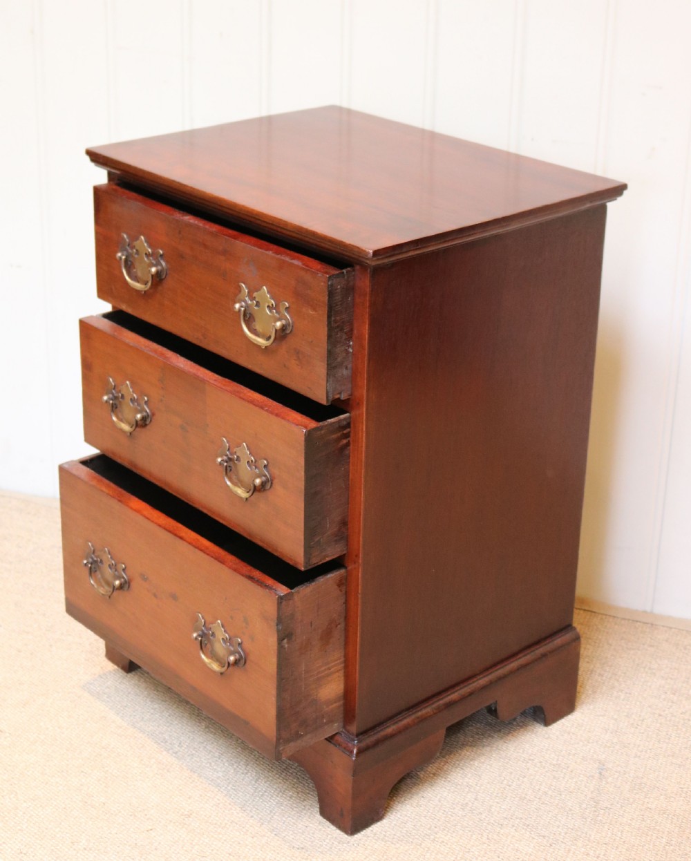 Small Proportioned Mahogany Chest Of Drawers View VI