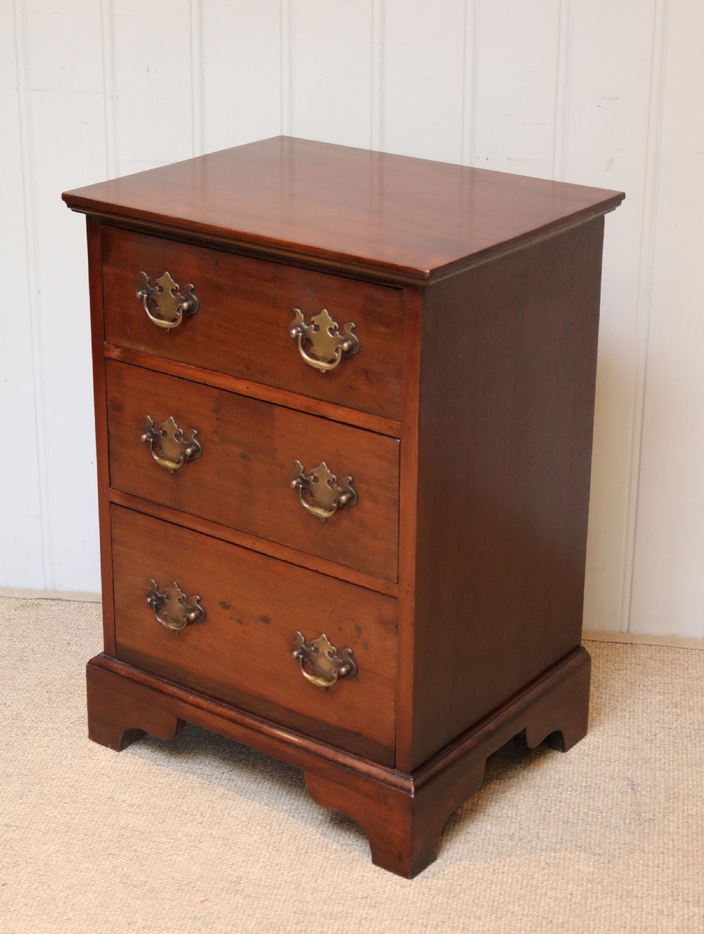 Small Proportioned Mahogany Chest Of Drawers View VII