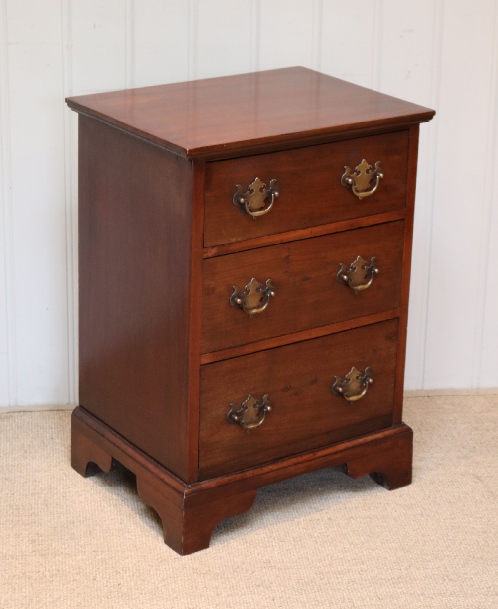 Small Proportioned Mahogany Chest Of Drawers View VIII