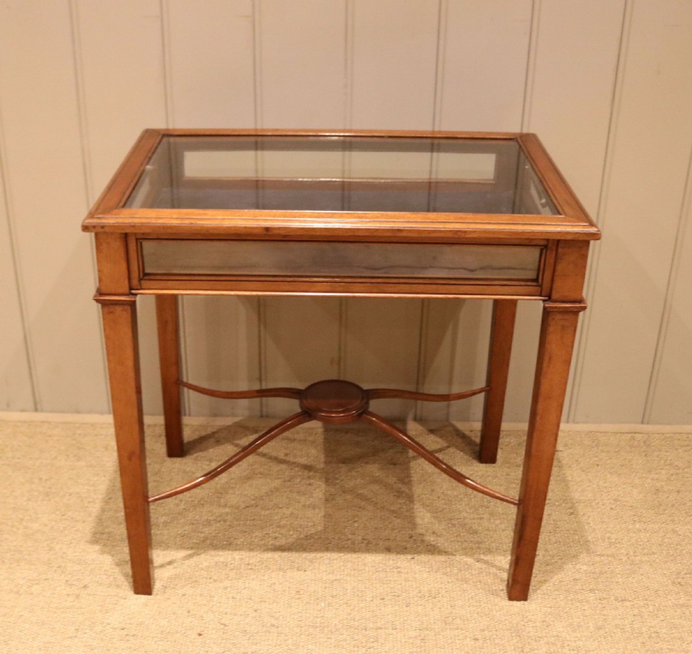Small Edwardian Mahogany Bijouterie Table