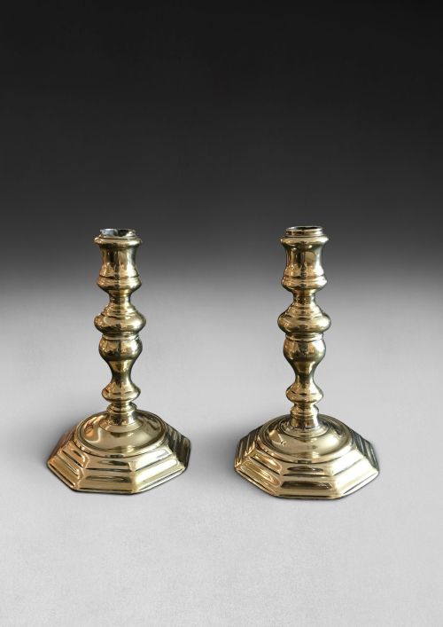PAIR OF EARLY 18TH CENTURY BRASS OCTAGONAL BASE CANDLESTICKS - ADDITIONAL PHOTO 1