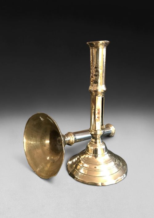 PAIR OF MID 18TH CENTURY BRASS EJECTOR CANDESTICKS - ADDITIONAL PHOTO 1