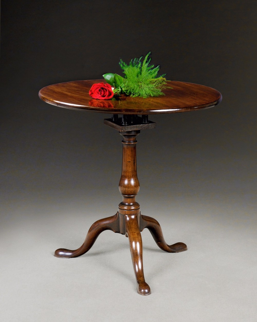 Mid 18th century Mahogany tilt top circular tea table