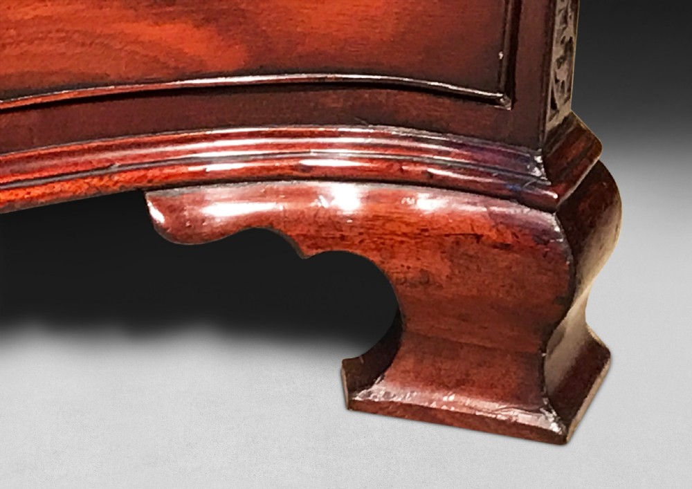Chippendale period Mahogany Serpentine Chest of Drawers View VI