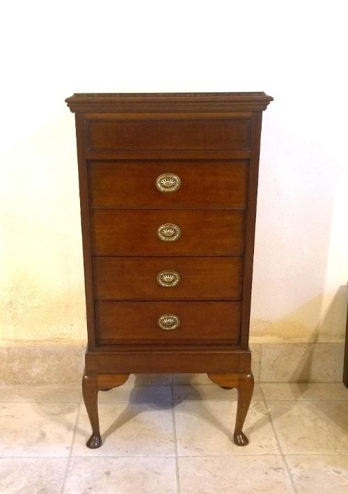 Narrow Mahogany Chest of Drawers