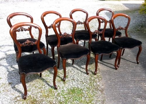 A Good Set of Eight Victorian Dining Chairs in Walnut.