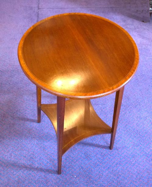 Pretty Little Mahogany Occasional / Lamp Table.