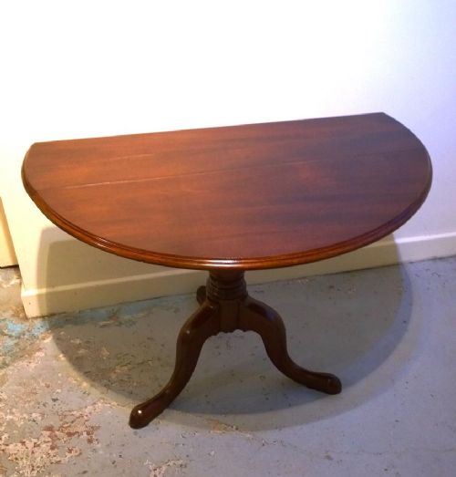 Georgian Mahogany Drop Leaf Pedestal Table
