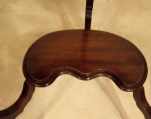 PRETTY EDWARDIAN KIDNEY SHAPE OCCASIONAL TABLE IN MAHOGANY - ADDITIONAL PHOTO 3
