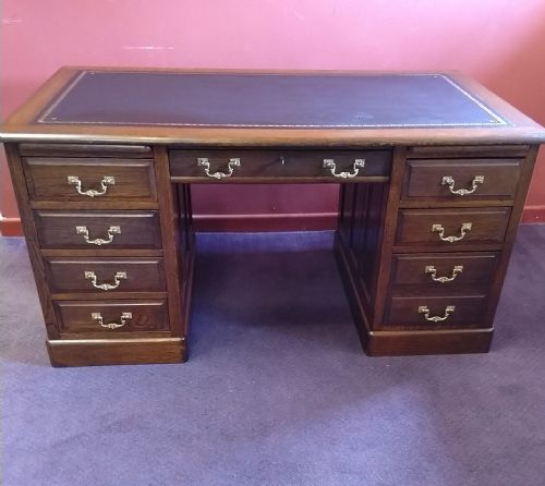Oak Kneehole Desk, Great Condition from Early 1900s