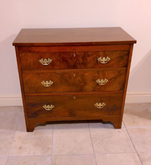 Lovely Walnut Petite Chest of Drawers, Great Colour and Finish