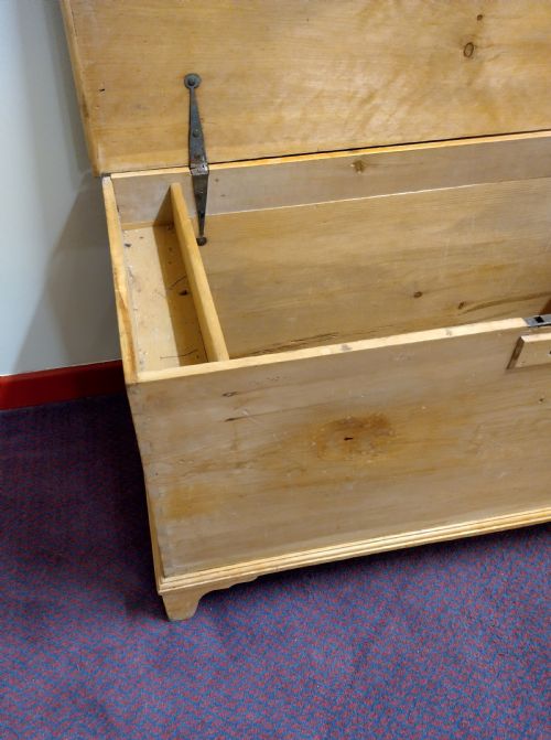 19THC BEDDING CHEST OR BOX ON BRACKET FEET - ADDITIONAL PHOTO 4