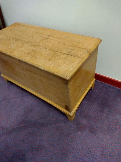 19THC BEDDING CHEST OR BOX ON BRACKET FEET - ADDITIONAL PHOTO 2