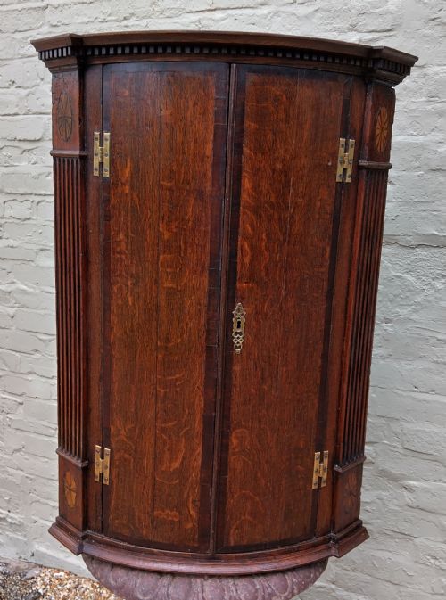 IMPRESSIVE OAK BOW FRONTED CORNER CABINET 1700S - ADDITIONAL PHOTO 1