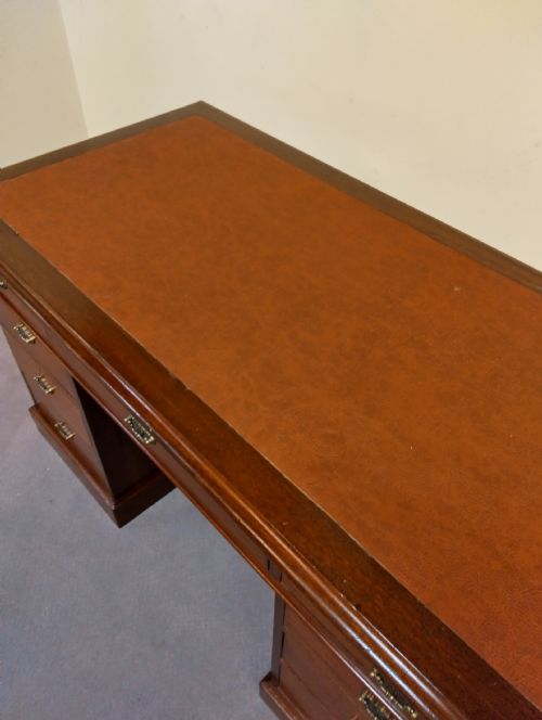 VERY USABLE MAHOGANY PEDESTAL DESK CIRCA 1900 - ADDITIONAL PHOTO 3