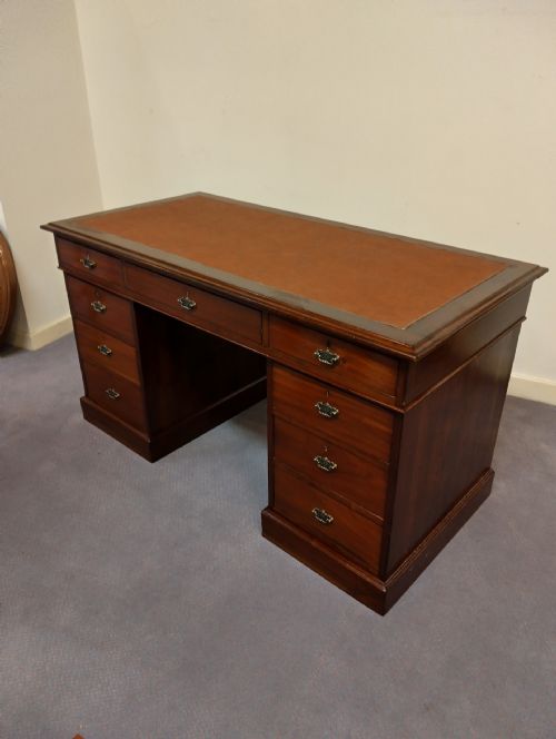 VERY USABLE MAHOGANY PEDESTAL DESK CIRCA 1900 - ADDITIONAL PHOTO 5