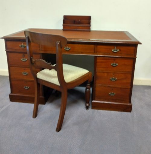 VERY USABLE MAHOGANY PEDESTAL DESK CIRCA 1900 - ADDITIONAL PHOTO 2