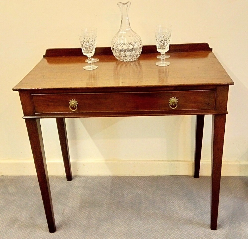 Neat little Georgian Mahogany side table from around 1800.