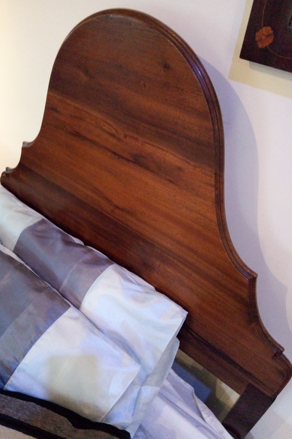 Tidy single bed in Queen Anne style with scroll base. View III