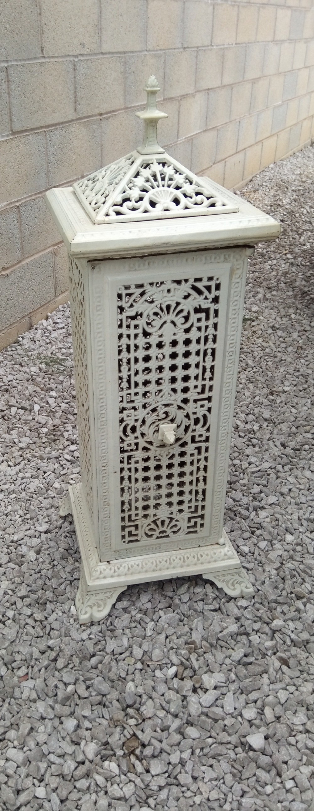 Attractive Fire Stove in Cast, enamel finish