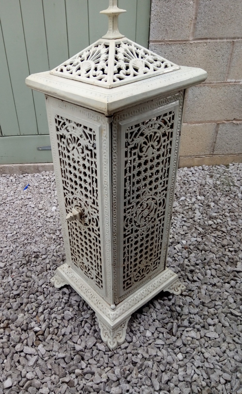 Attractive Fire Stove in Cast, enamel finish View IV