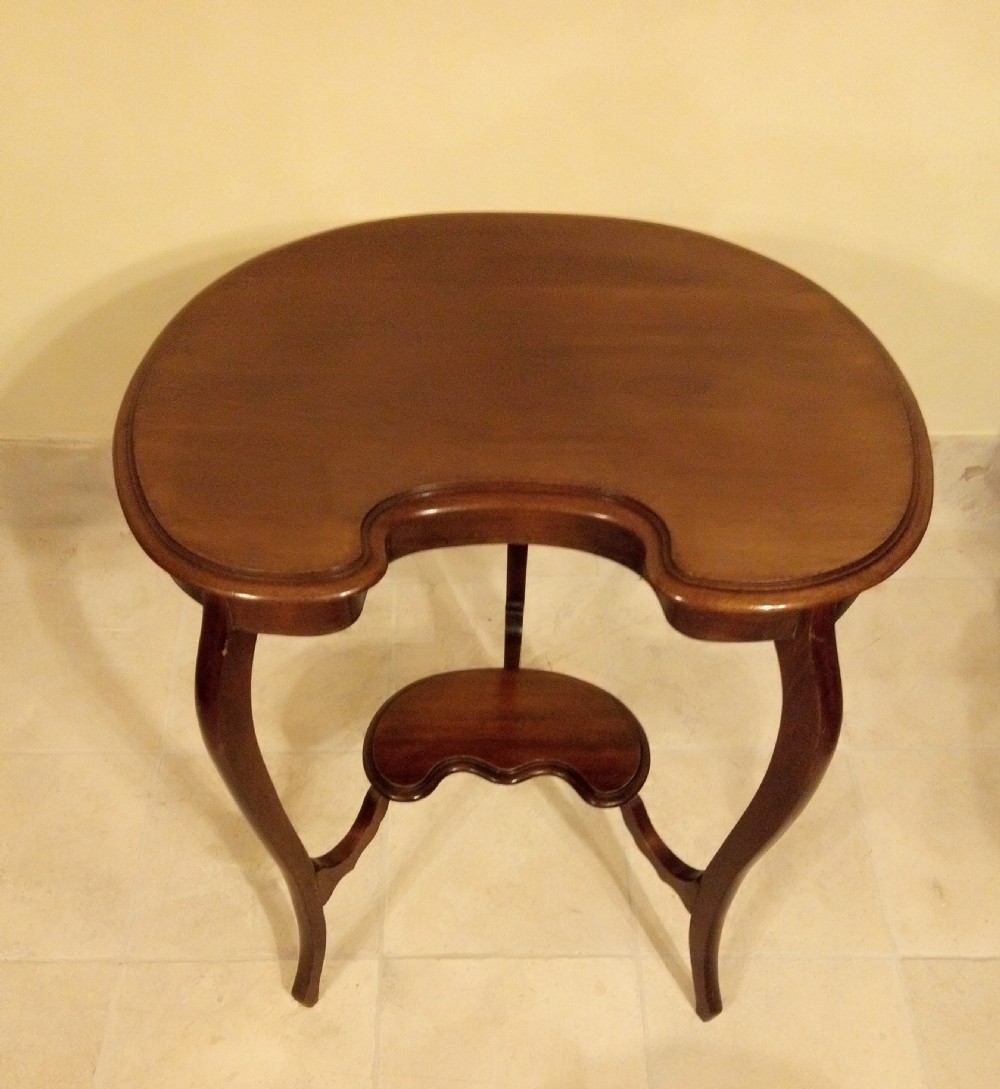 An Edwardian mahogany kidney-shaped occasional table featuring cabriole legs and a matching lower tier shelf.