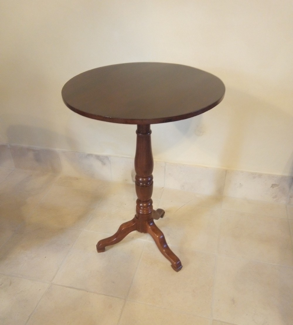 A neat little pedestal wine or lamp table in mahogany