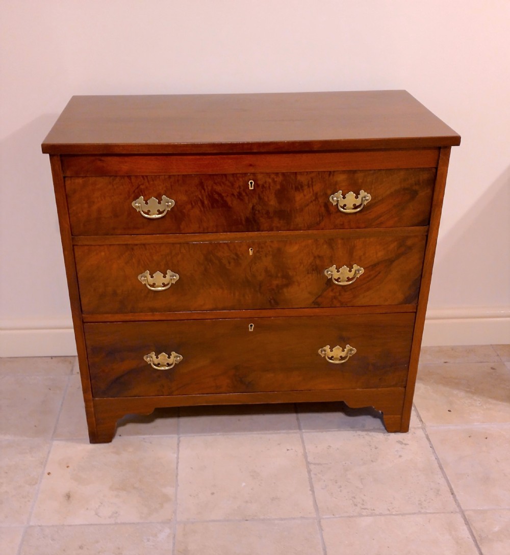 Lovely walnut petite chest of drawers, great colour and finish