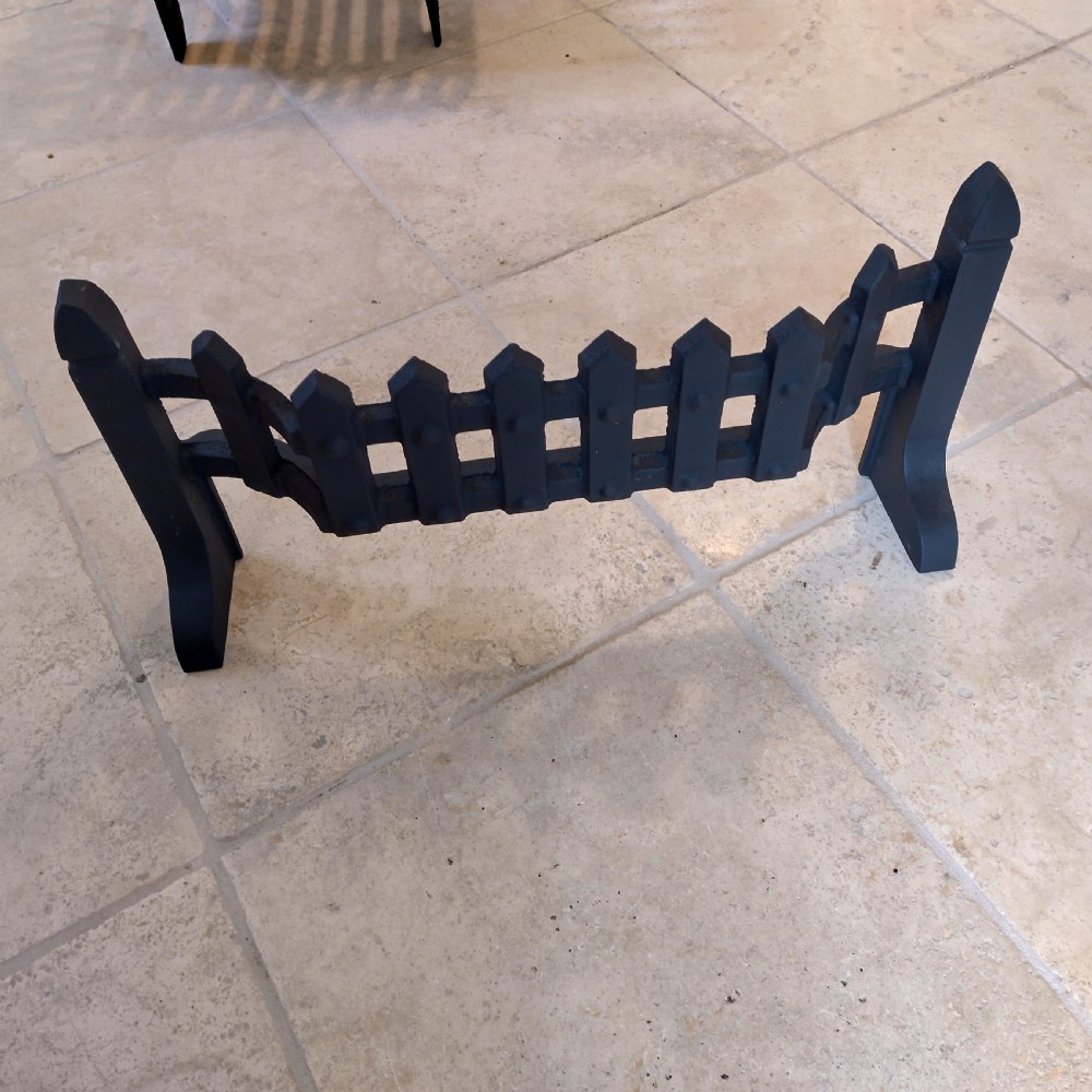 Cast fire basket shaped grate with cast fire front View V