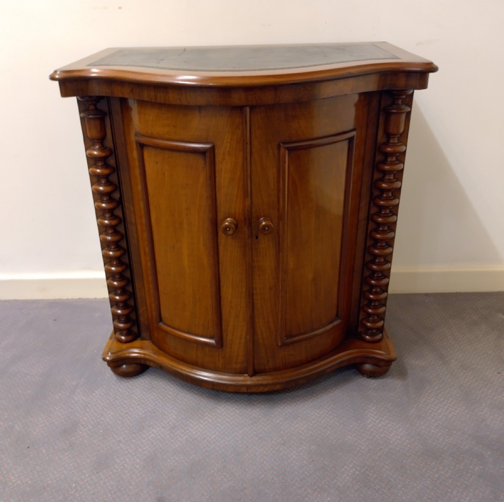 Bow Fronted 19thC Mahogany cabinet / cupboard