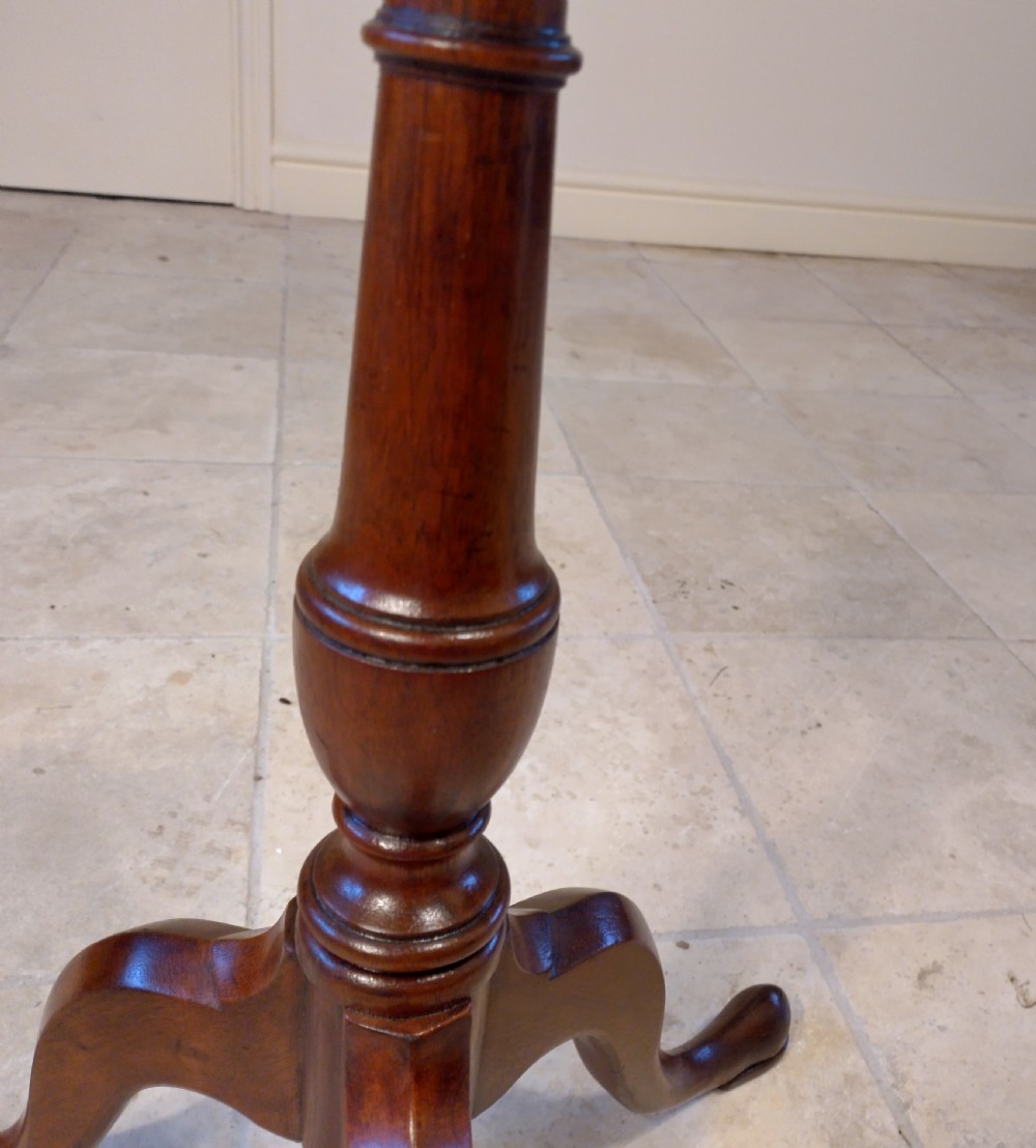 Neat pedestal table, good for lamp or jardiniere View IV