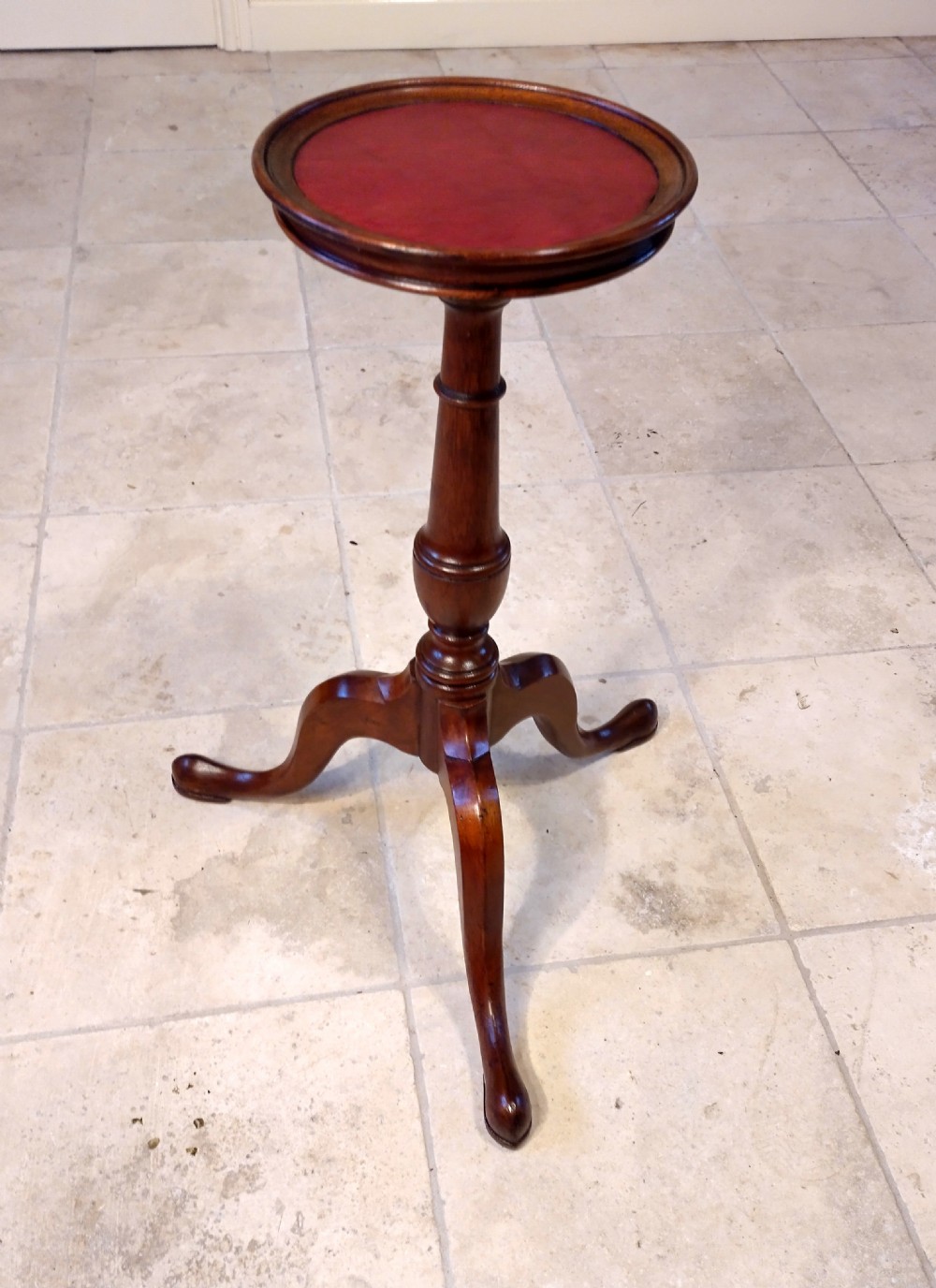 Neat pedestal table, good for lamp or jardiniere View II