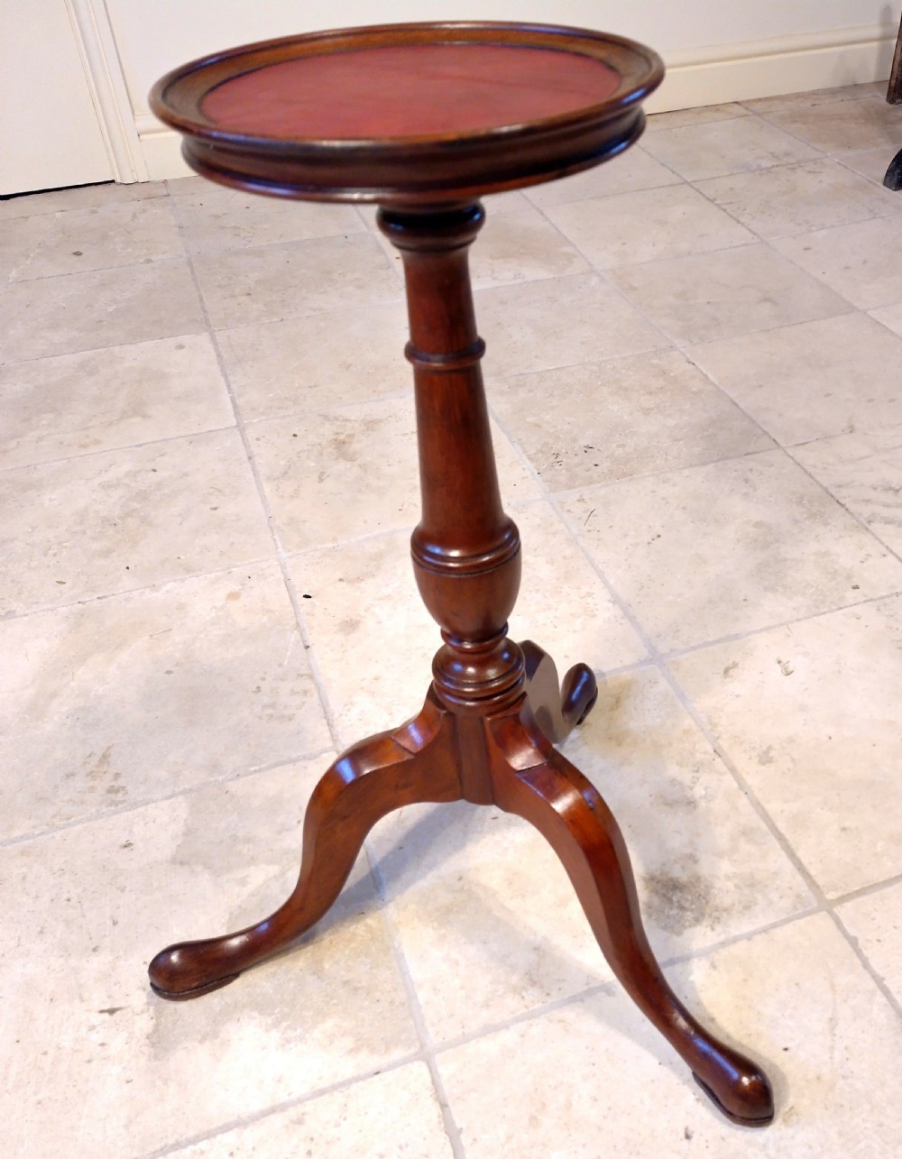 Neat pedestal table, good for lamp or jardiniere View VI