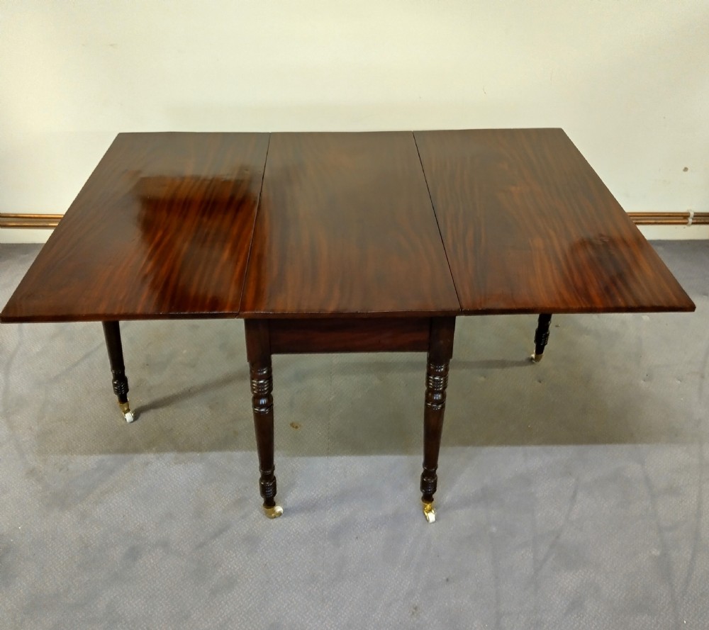 Georgian Mahogany Dining Table with drop leaves. 