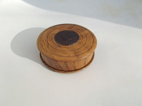 antique treen 19thc elm snuff box with french coin in the lid french c188090 - CATEGORY: ANTIQUE BOXES - DATED 19TH CENTURY