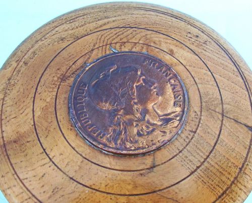 ANTIQUE TREEN 19THC ELM SNUFF BOX WITH FRENCH COIN IN THE LID FRENCH C188090 - ADDITIONAL PHOTO 1