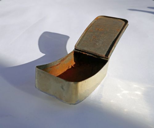 AN EARLY 19THC BRASS SNUFF BOX PERPETUAL CALENDER WITH INSCRIPTION ENGLISH C1832 - ADDITIONAL PHOTO 1