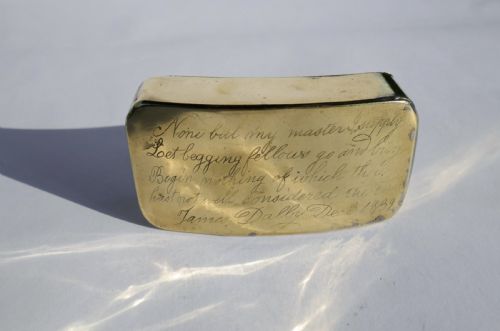 AN EARLY 19THC BRASS SNUFF BOX PERPETUAL CALENDER WITH INSCRIPTION ENGLISH C1832 - ADDITIONAL PHOTO 2