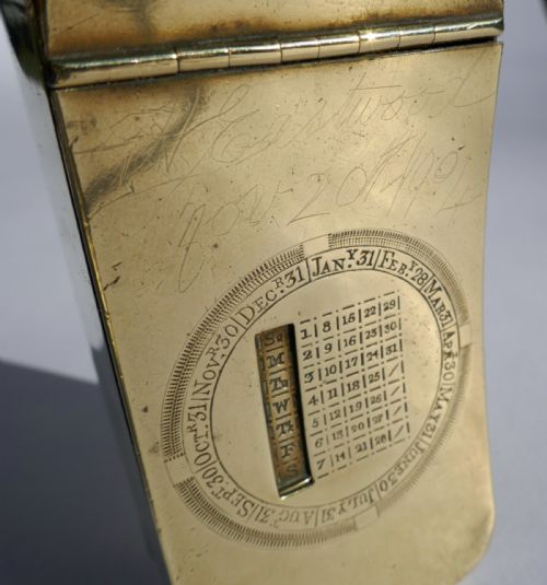 AN EARLY 19THC BRASS SNUFF BOX PERPETUAL CALENDER WITH INSCRIPTION ENGLISH C1832 - ADDITIONAL PHOTO 3