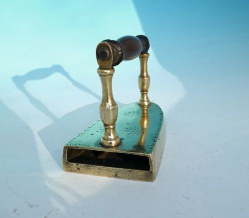 ANTIQUE METALWARE 19THC BRASS SAD IRON WITH TURNED FRUITWOOD HANDLE FRENCH C182040 - ADDITIONAL PHOTO 1