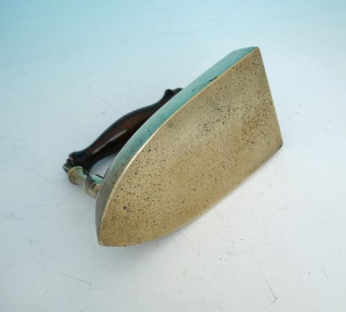 ANTIQUE METALWARE 19THC BRASS SAD IRON WITH TURNED FRUITWOOD HANDLE FRENCH C182040 - ADDITIONAL PHOTO 2
