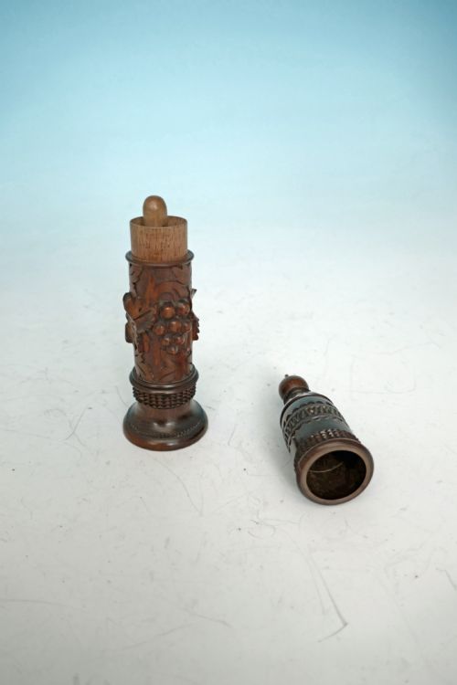 19THC TREEN BEECH CARVED BOBBIN HOLDER ETUI WITH ORIGINAL BOBBIN ENGLISH C186080 - ADDITIONAL PHOTO 1