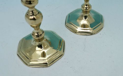 ANTIQUE METALWARE 18THC PAIR OF QUEEN ANN BRASS CANDLESTICKS ENGLISH C171015 - ADDITIONAL PHOTO 3