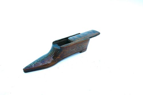 ANTIQUE TREEN 19THC MAHOGANY SHOE SNUFF WITH PIQUET DECORATION DATED 1833 - ADDITIONAL PHOTO 1