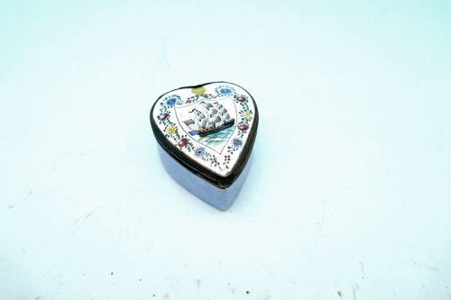 antique 18thc enamel bilston heart shape patch box with american ship english american c178090 - CATEGORY: ANTIQUE BOXES - DATED 18TH CENTURY