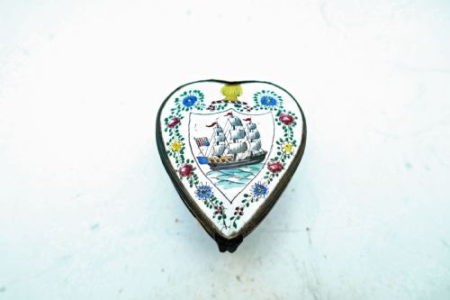 ANTIQUE 18THC ENAMEL BILSTON HEART SHAPE PATCH BOX WITH AMERICAN SHIP ENGLISH AMERICAN C178090 - ADDITIONAL PHOTO 1