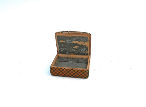 19THC TREEN SMALL MAUCHLINE WARE PAINTED ANGLER SNUFF BOX SCOTTISH C182040 - ADDITIONAL PHOTO 1