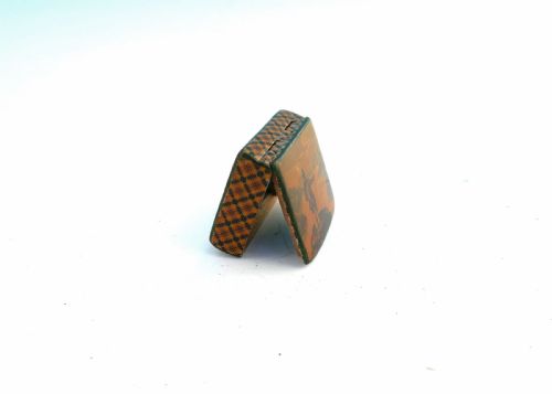 19THC TREEN SMALL MAUCHLINE WARE PAINTED ANGLER SNUFF BOX SCOTTISH C182040 - ADDITIONAL PHOTO 3