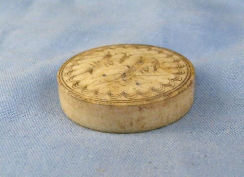 ANTIQUE 17THC 18THC BONE GENTLEMAN'S GAMING COUNTER ENGRAVED JJ ENGLISH C1680C1700 - ADDITIONAL PHOTO 1