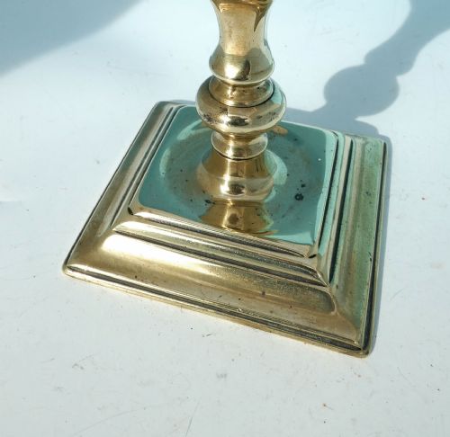 ANTIQUE METALWARE 18THC UNUSUAL BRASS SQUARE BASED CANDLESTICK ENGLISH C172030 - ADDITIONAL PHOTO 2